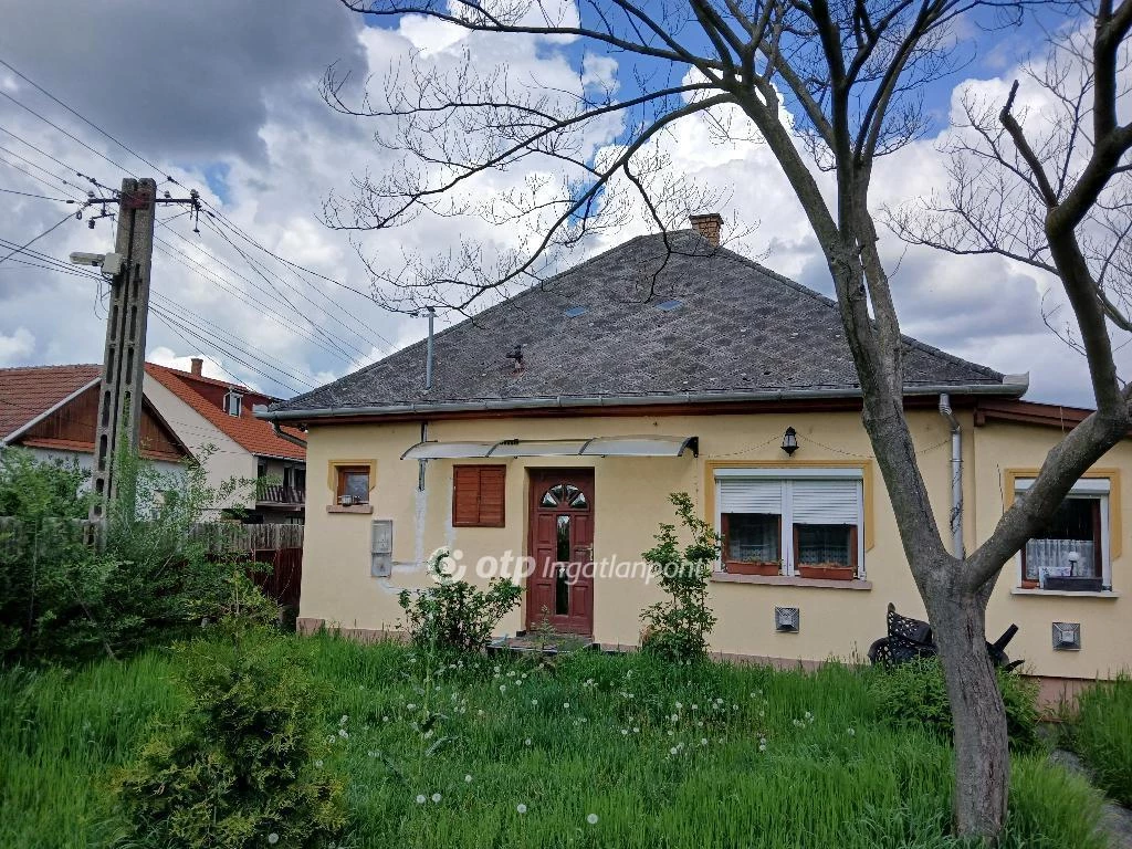 Eladó Ház, Adács