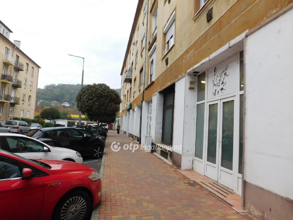 Eladó Üzlethelyiség, Salgótarján