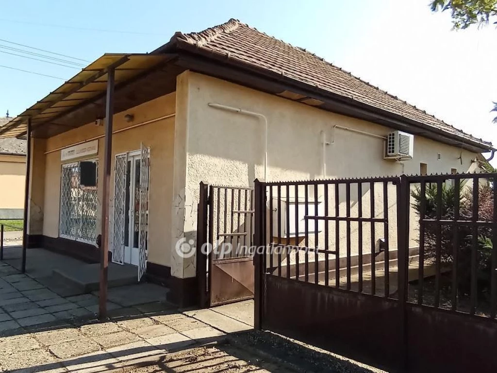 Eladó Üzlethelyiség, Boldog