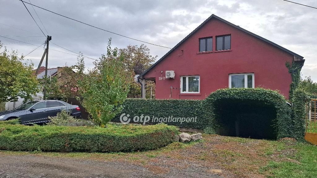 Eladó Ház, Kápolna