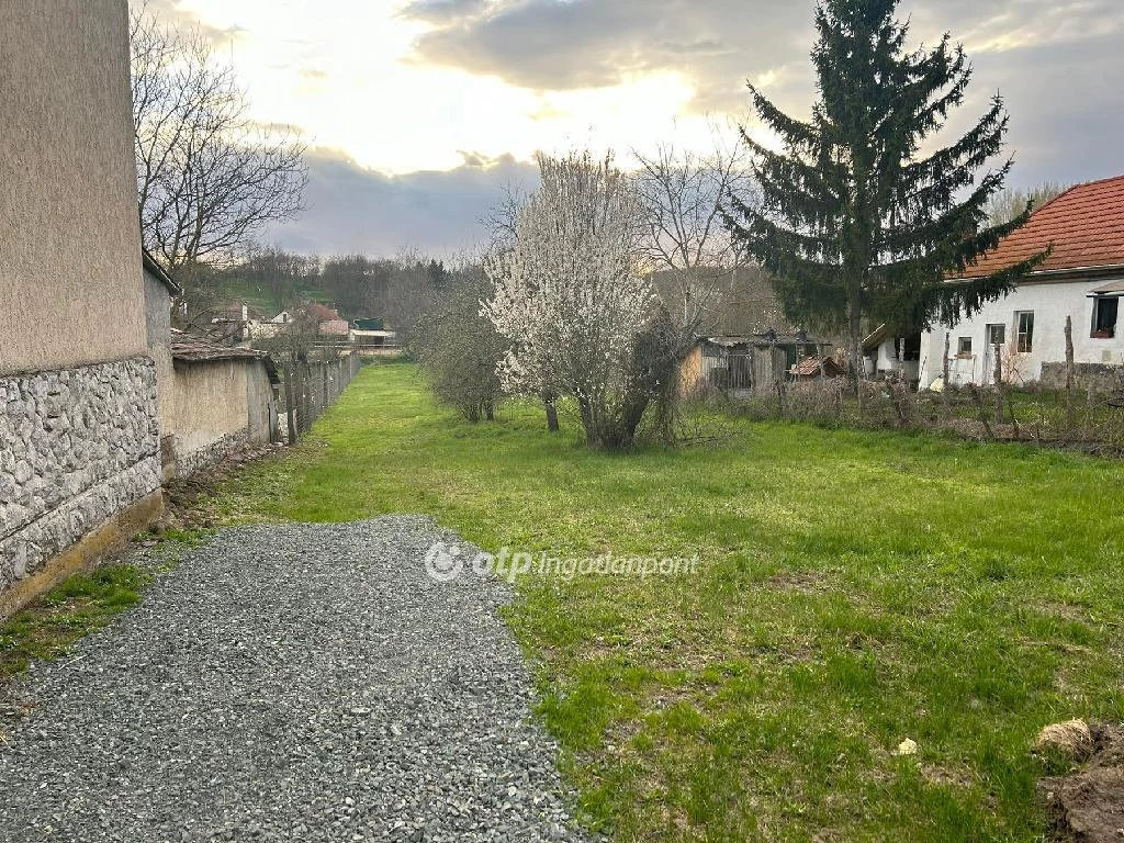 Eladó Telek, Novaj