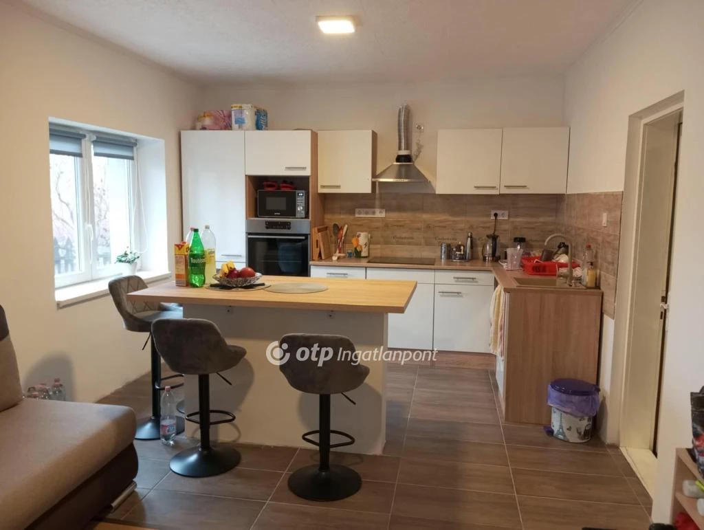 Eladó Ház, Ostoros