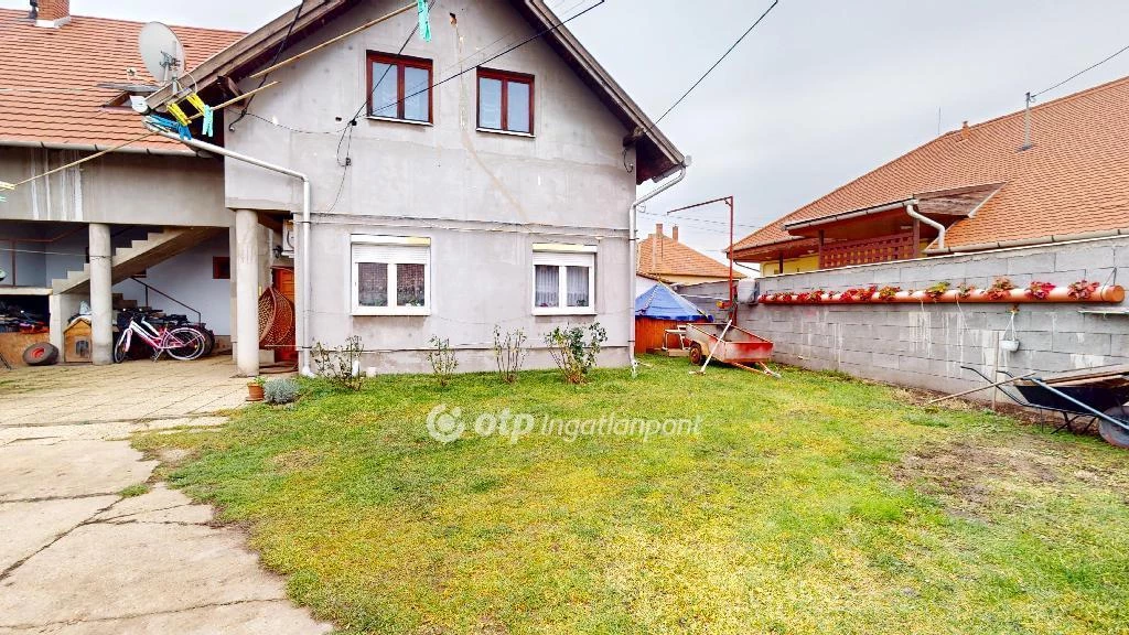 Eladó Lakás, Mezőkeresztes