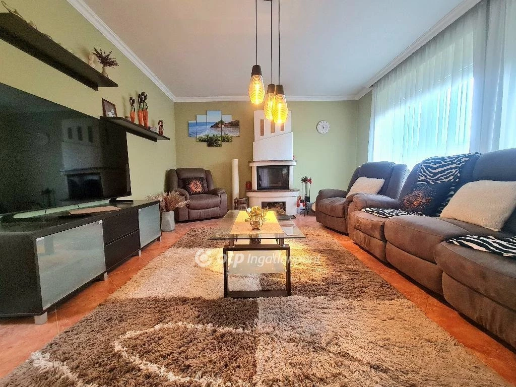 Eladó Ház, Ostoros