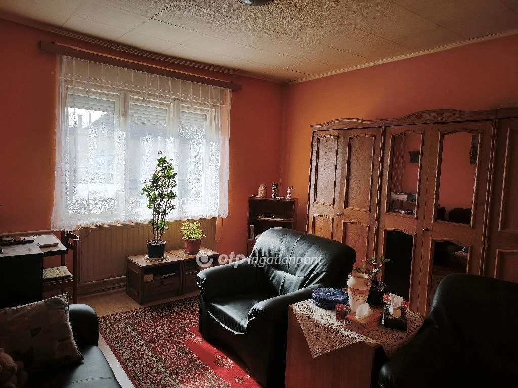 Eladó Ház, Kápolna