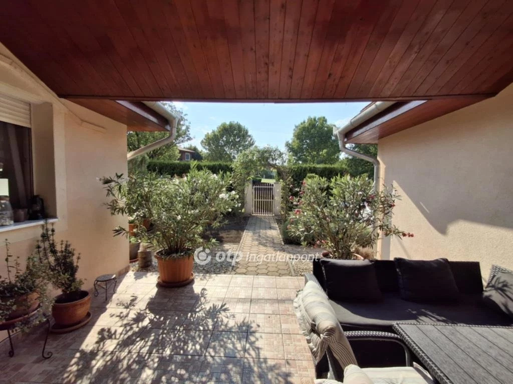 Eladó Ház, Ostoros