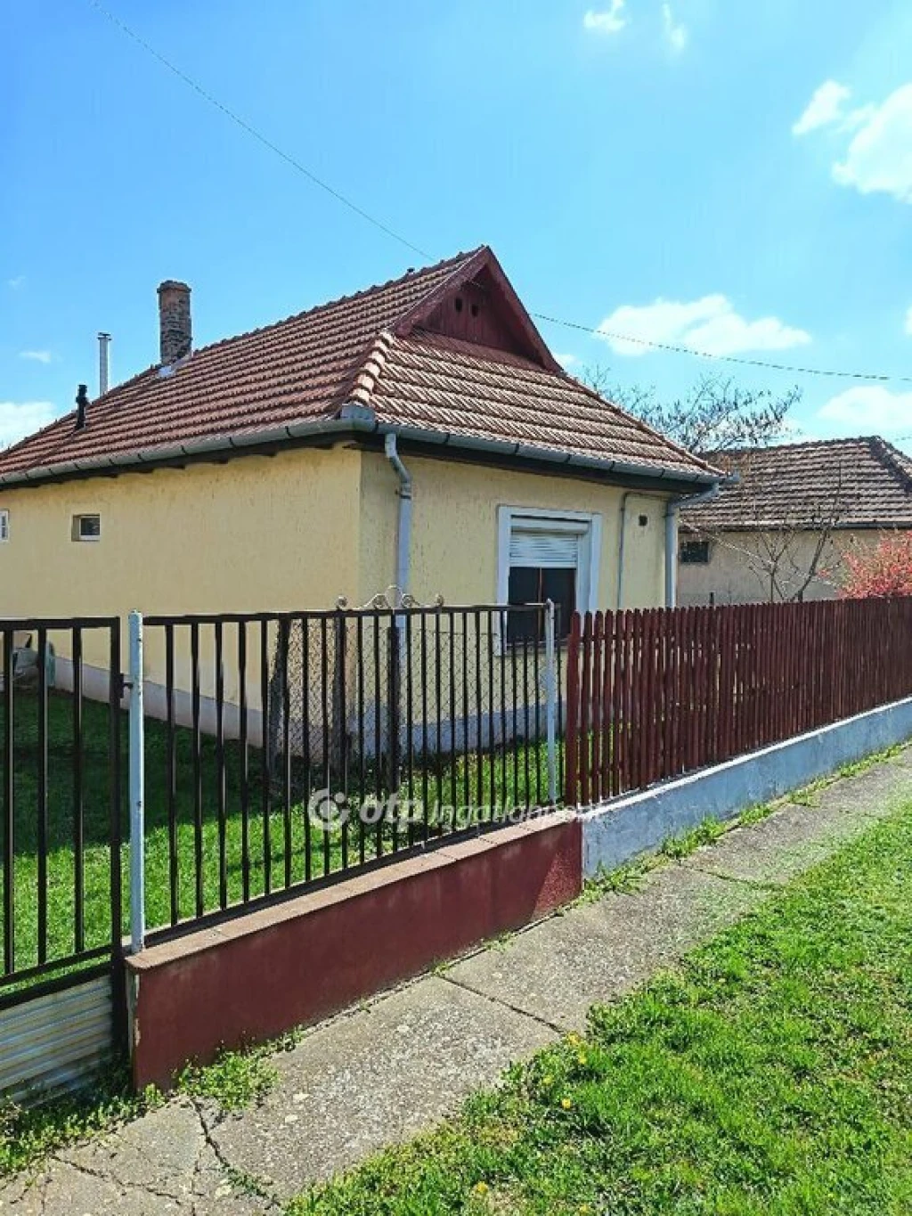 Eladó Ház, Karácsond