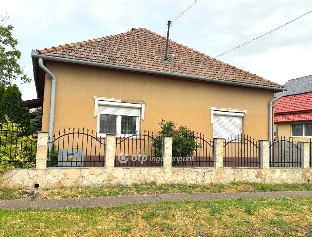 Eladó Ház, Tiszanána