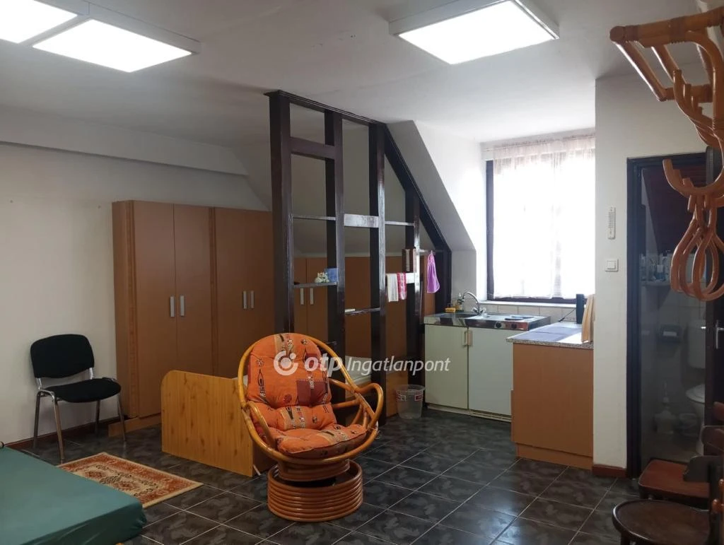 Garzonlakás és üzlethelyiség egyben eladó, Tiszafüred