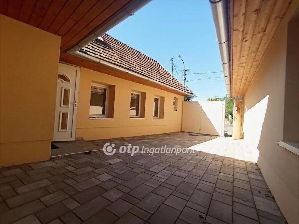 c3-1-name c2-1-name, Gyöngyös