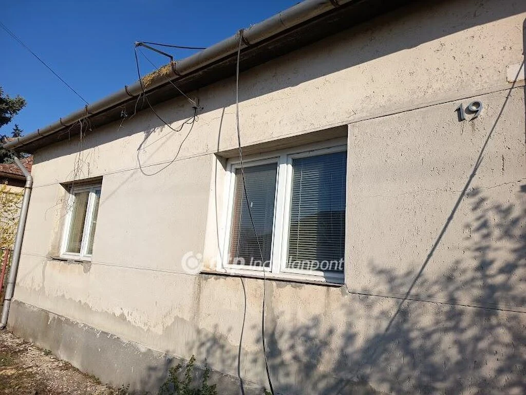 Eladó Ház, Csány