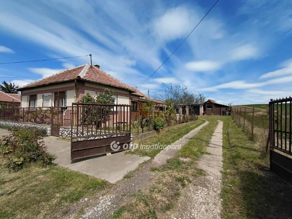 Eladó Ház, Tard