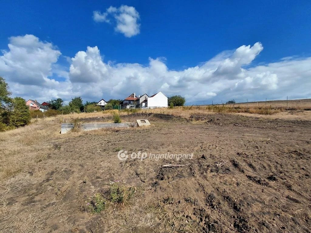 Eladó Telek, Novaj