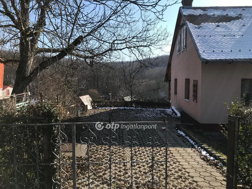 For sale house with a garden, Komló, Sikonda