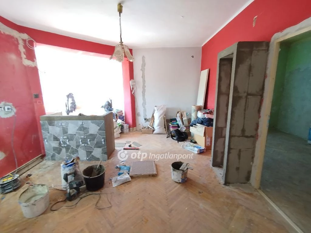 Eladó Lakás, Komló