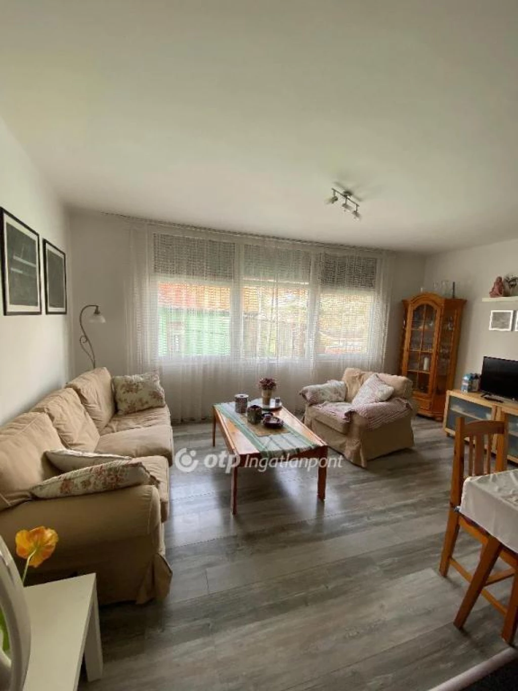 c3-1-name c2-82-name, Pécs, Színház tér