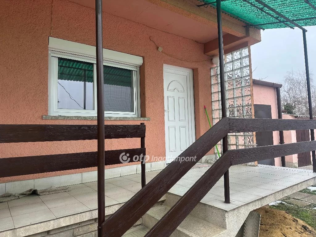 c3-1-name c2-1-name, Pécs, Szabolcs