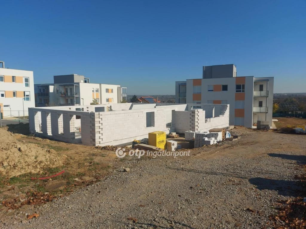 c3-1-name c2-23-name, Pécs, Kertváros