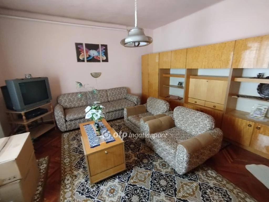 c3-1-name c2-1-name, Pécs, Ledina