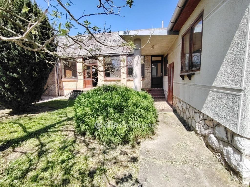 Eladó Ház, Pogány