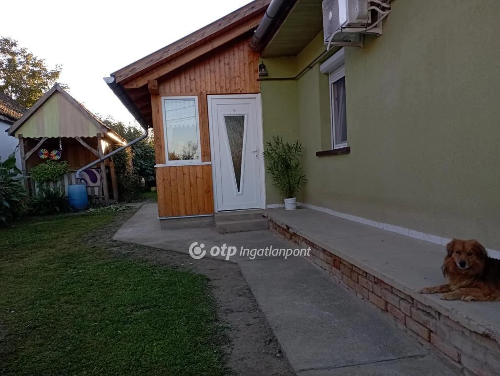Eladó Ház, Majs