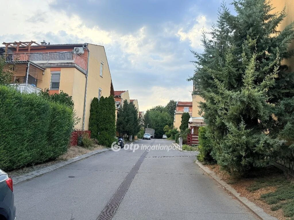 Eladó Lakás, Pécs
