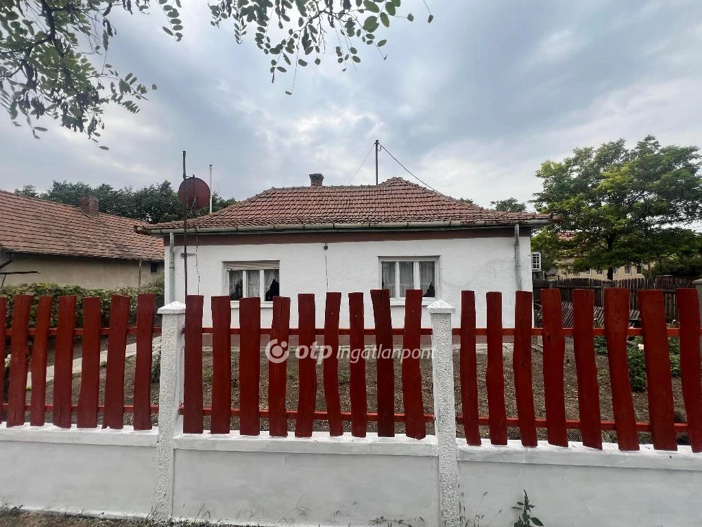 For sale house, Újszász, családi házas