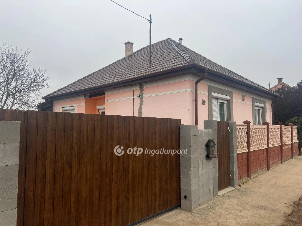 For sale house, Tápiószecső, családi házas