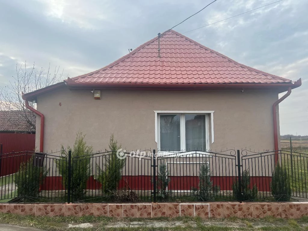 For sale house, Újszász, város széle