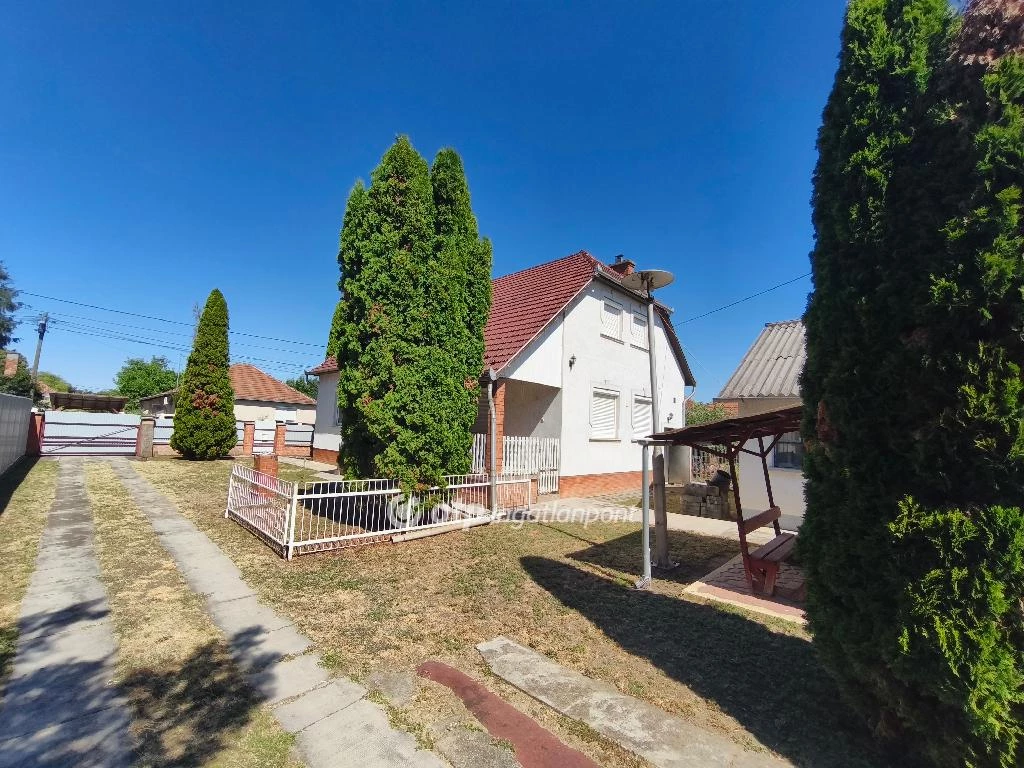 Eladó családi ház, Szolnok, Csendes