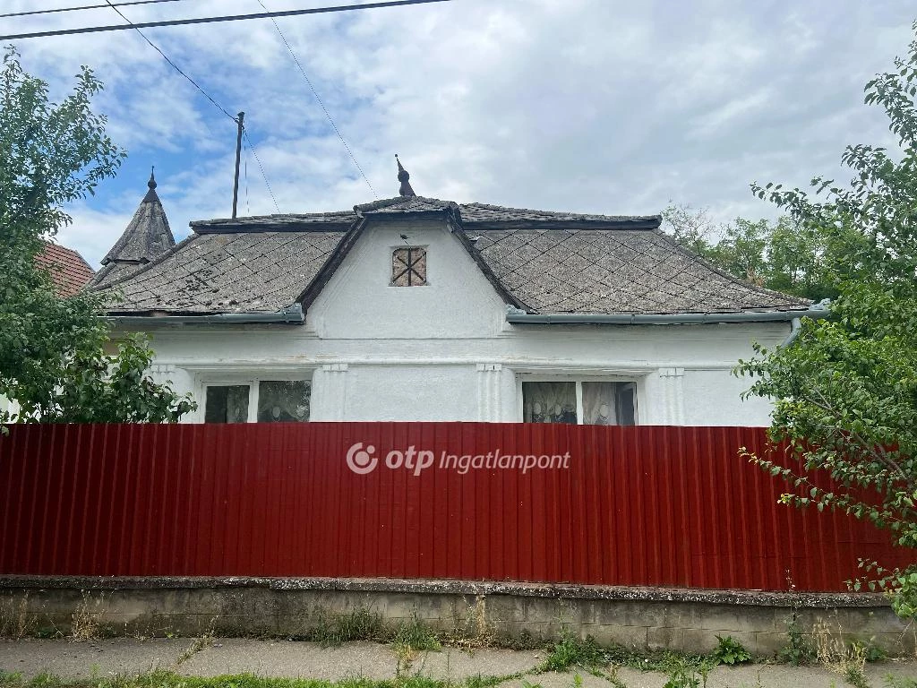 Eladó családi ház, Tápiószentmárton, faluközpont