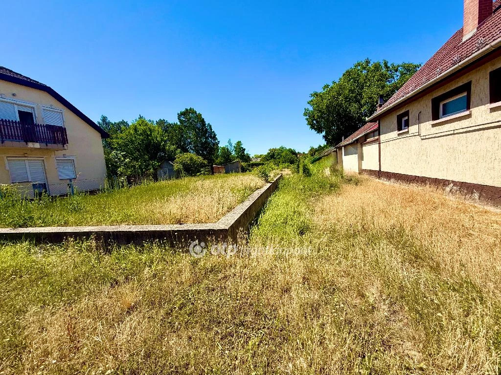 Eladó építési telek, Újszász, Vasútállomás közeli