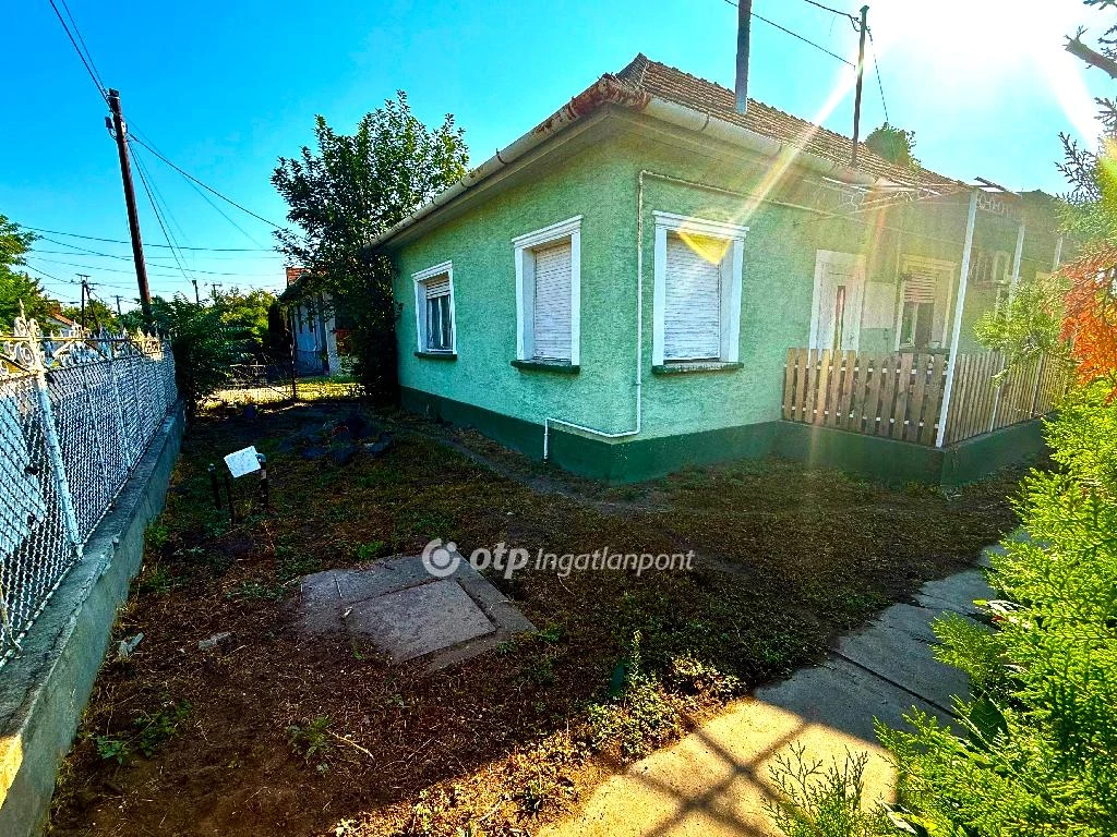 Eladó családi ház, Újszilvás, Központ közeli