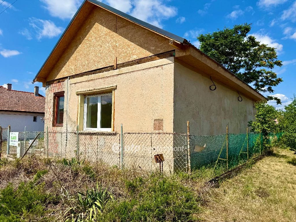 Eladó családi ház, Újszilvás, Uszoda környéke