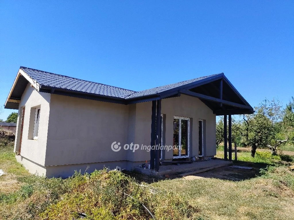 Eladó családi ház, Szolnok, reptérhez közel