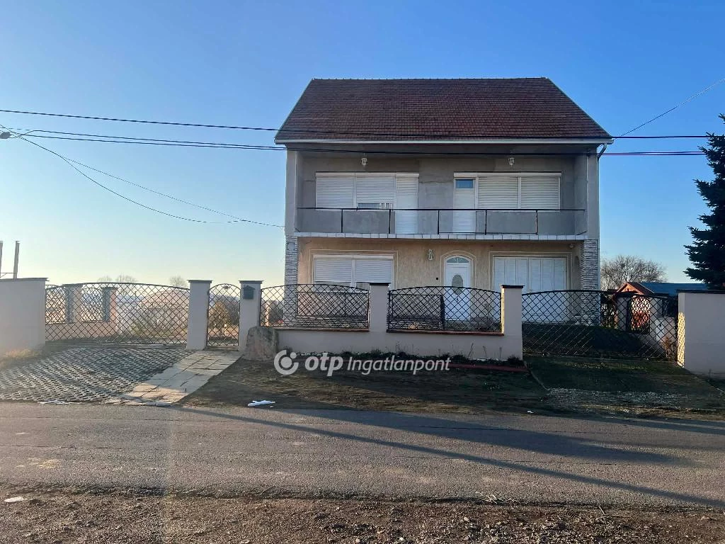 Eladó családi ház, Szentlőrinckáta, falu széle
