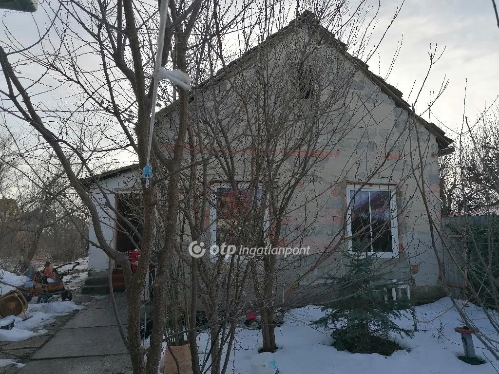 c3-1-name c2-1-name, Szolnok, Csendes