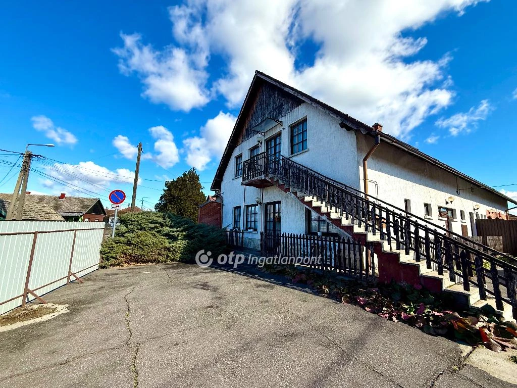 Eladó családi ház, Farmos, Központ