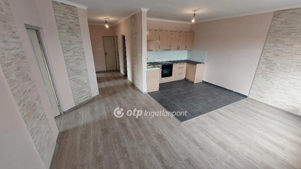 Eladó sorház, Tiszakécske, Város