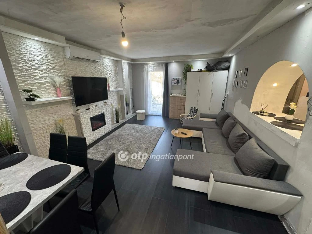 c3-1-name c2-1-name, Tápiószentmárton, falu széle