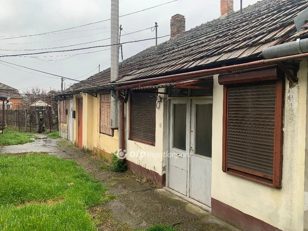 Eladó téglalakás, Újszász, csendes