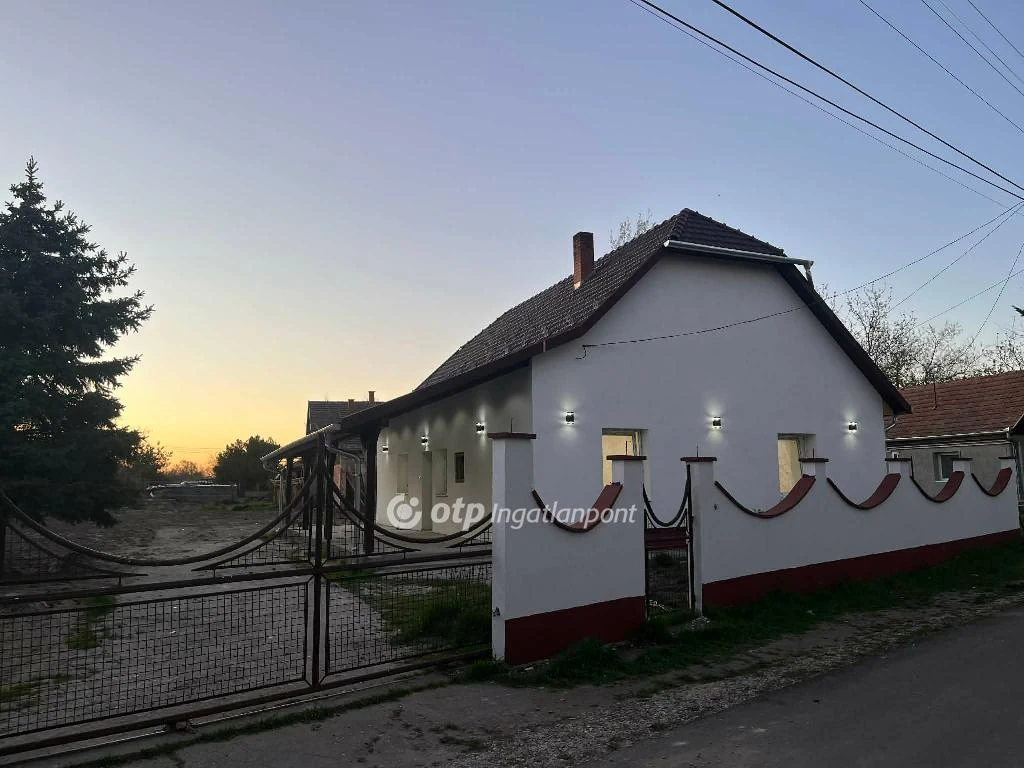 Eladó családi ház, Tápiószele, családi házas