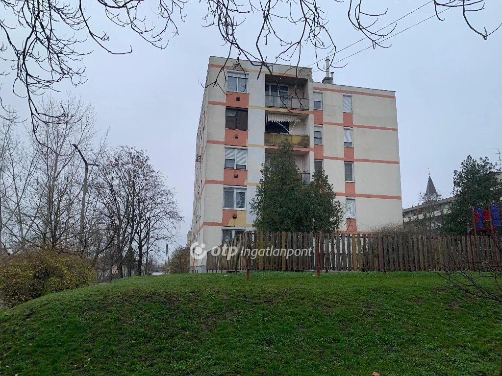 Eladó téglalakás, Törökszentmiklós, csendes