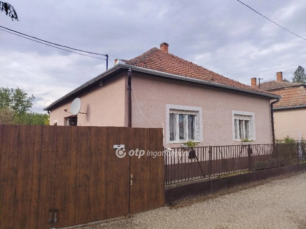 c3-1-name c2-1-name, Tószeg, csendes