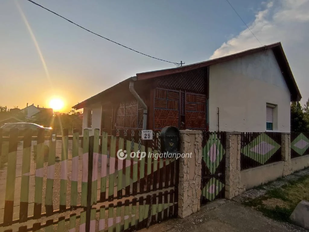 c3-1-name c2-1-name, Tápiógyörgye, családi házas