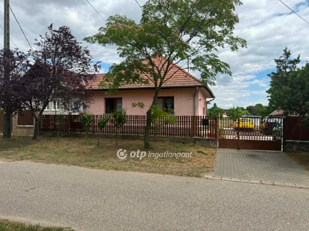Eladó családi ház, Kóka, családi házas