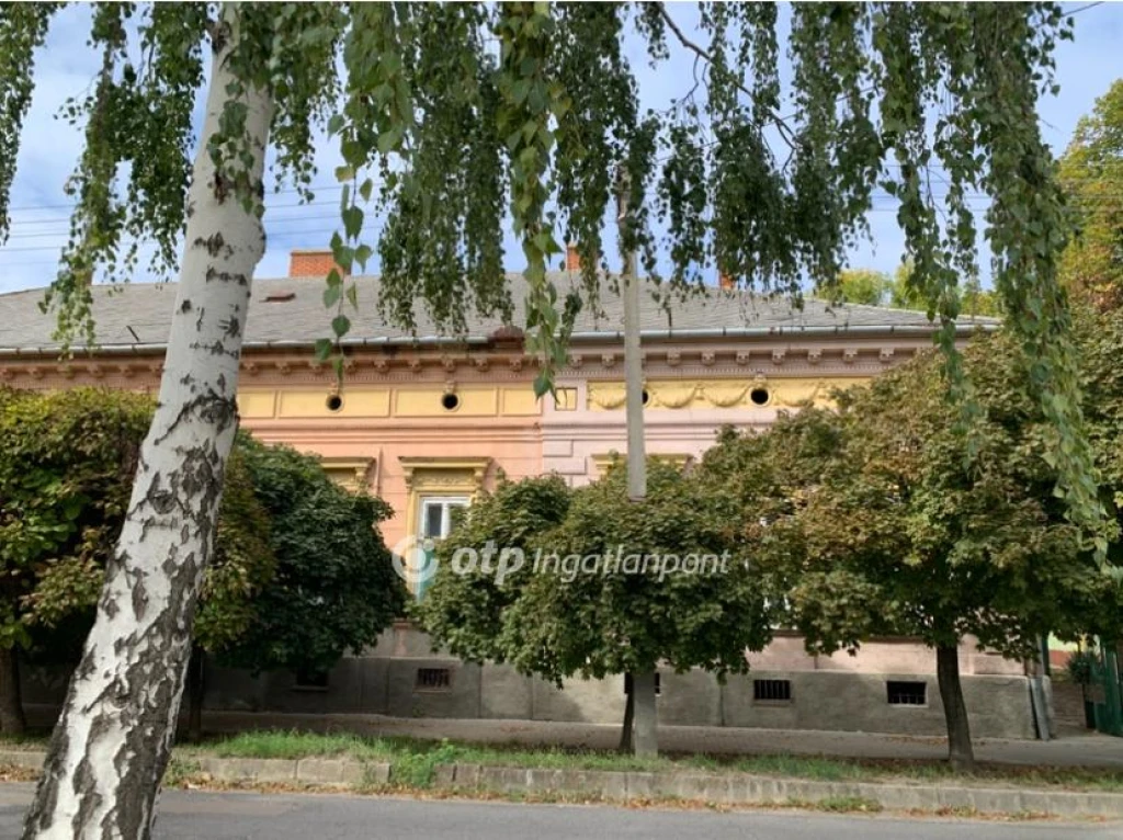 Eladó téglalakás, Túrkeve, belváros