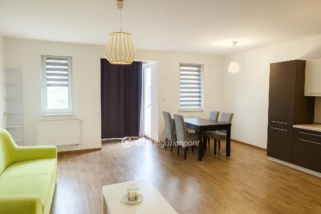 Eladó Lakás, Dabas