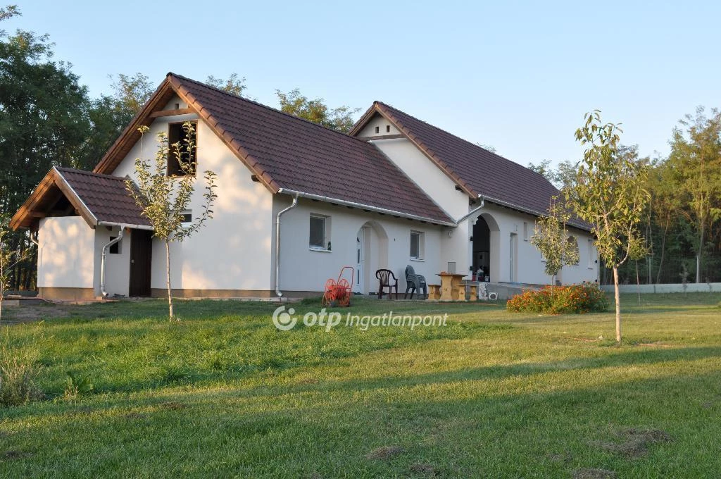 For sale grange, Bugyi