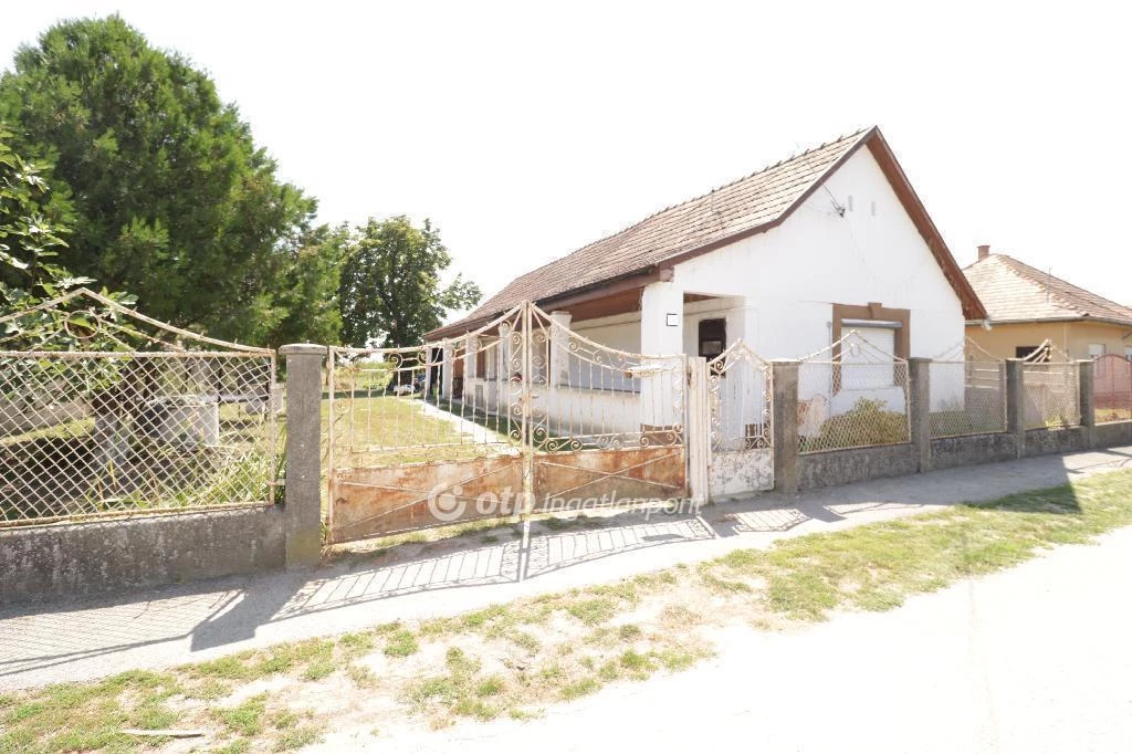 Eladó Ház, Lórév